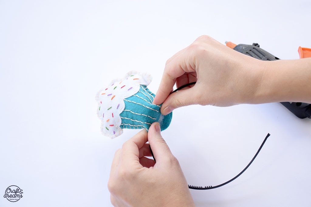 קשת לתחפושת קאפקייק - הדבקה של לבד לקשת