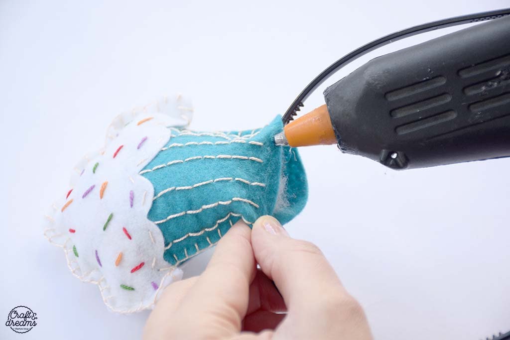 קשת לתחפושת קאפקייק DIY - הדבקה של לבד לקשת עם דבק חם