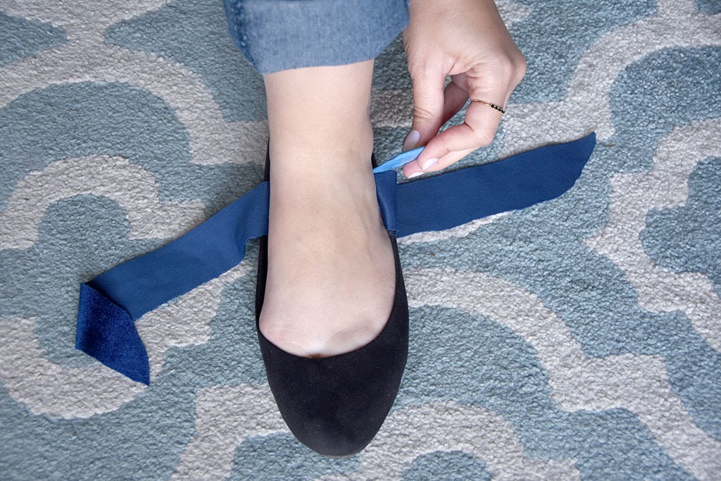 שדרוג נעלי בובה: סימון עם גיר